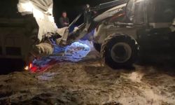 Kara saplanan araç, belediye ekipleri tarafından kurtarıldı