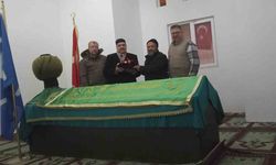 Karadona Hamza Bey'in türbesine Sakal-ı Şerif hediye edildi