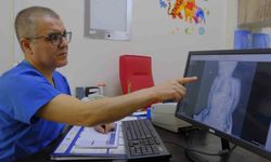 Karaman'da boğazına kumanda pili kalan kaçan bebek ölümden döndü