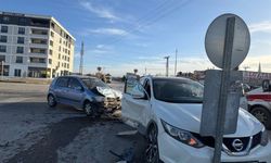 Karapınar'da iki araç çarpıştı: 3 yaralı
