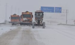 Karayolları ekipleri karla mücadele için seferber oldu