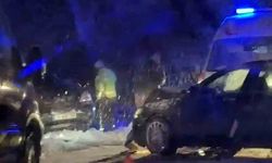 Karlı yolda kayan otomobil karşı şeritten gelen araçla çarpıştı: 6 yaralı