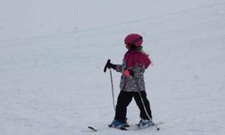 Karslı çocuklar Sarıkamış'ta kayak öğreniyor
