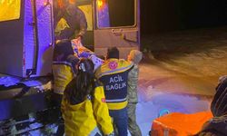 Kars'ta Mehmetçik paletli kar aracıyla yaşlı hastaya ulaştı