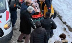 Kars'ta okula giden öğrencinin başına buz kütlesi düştü