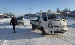 Kars'ta soğuktan hareket halinde araçlar dondu