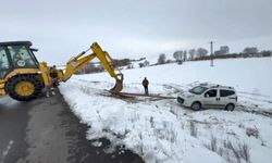 Kars'ta yoldan çıkan hafif ticari araç şarampole düştü