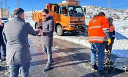 Kaymakam Öztaş, kar mesaisinde olan ekiplerle bir araya geldi
