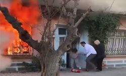 Kedisini kurtarmak için alevlerin içine daldı; komşuları güçlükle dışarı çıkardı