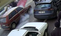 Korkutan araç yangınına esnaftan hızlı müdahale