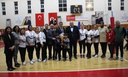 Kumluca'da kadınlar öğretmenler arasında düzenlenen voleybol turnuvası sona erdi