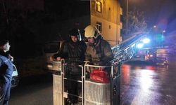 Kuş beslerken çatıda mahsur kalan gençleri itfaiye kurtardı
