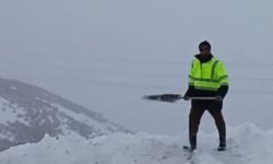 Malatya'da 2 bin rakımda dam üstlerinde kar mesaisi