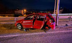 Manisa'da otomobil elektrik direğine çarptı: 2 ölü, 1 ağır yaralı