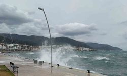 Marmaris'te fırtına etkisini göstermeye devam ediyor