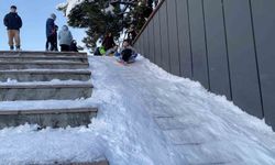 Merdiven değil kayak pisti: Bolulu miniklerin kayak eğlencesi