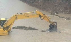 Mersin'de aracıyla çaya düşen sürücü kurtarıldı