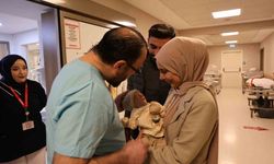 Mide ve bağırsakları karnının dışında doğan 44 günlük bebek iki ameliyat geçirdi