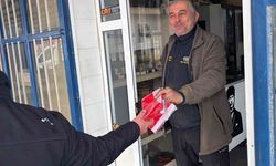 Muğla Büyükşehir Belediyesi Türk Bayrağı dağıtarak dayanışma mesajı verdi