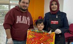 Muğla'da aileler ve çocuklar ebru sanatıyla renklerin yolculuğuna çıktı