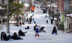 Muhtarın Yokuşu'nda çocukların kar eğlencesi