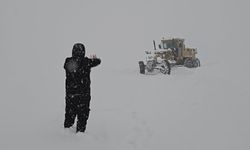 Muş'ta gazeteciler yürüyerek iş makinesine yolu tarif etti