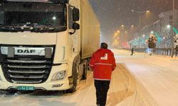 Muş'ta kar ve tipi: Yolda mahsur kalan vatandaşların imdadına Kızılay yetişti