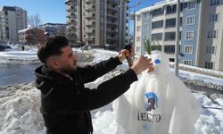 Muş'ta karı eğlenceye dönüştüren berberler, kardan adamı tıraş etti