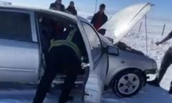 Muş'ta seyir halindeki otomobil alev aldı