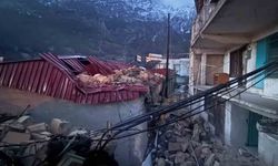 Niğde'de şiddetli rüzgar nedeniyle minare yıkıldı, çatılar uçtu