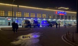 Okul bahçesinde babası darbedilen, kendisi de bıçaklanan çocuk hastaneye kaldırıldı