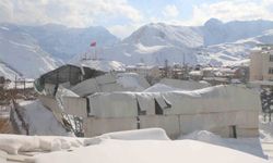 Okulların tatil olması faciayı önledi: Halı sahanın tavanı çöktü