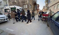 Otomobil ile çarpışan motosiklette kadın sürücü ile yanındaki 2 çocuk yaralandı