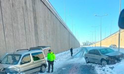 Otomobil ile hafif ticari araç çarpıştı: 3 yaralı