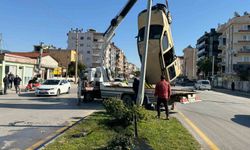 Otomobille çarpışan ticari araç takla attı: Kaza anı kamerada