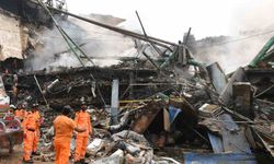 Pakistan'da alışveriş merkezinde yangın: 1'i itfaiye eri 6 ölü