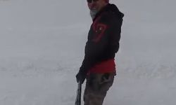 Palandöken'e gidemeyen kayak tutkunları köy yolunu piste çevirdi