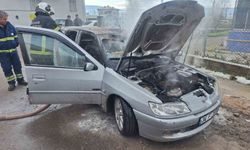 Park halindeki araç yanarak hurdaya döndü