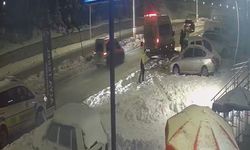 Park halindeki araçlara çarpıp kaçtı: o anlar kamerada