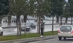 Pendik'te fırtına nedeniyle deniz suyu sahil yoluna vurdu