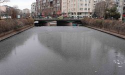 Porsuk Çayı'nın buz tutan yüzeyi çöple kaplanmaya başladı