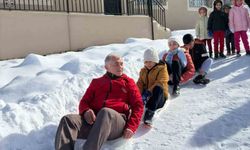 Poşetlerle kayarken sucuk mangala doydular