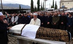 Saç ekimi için gittiği estetik merkezinde fenalaşarak hayatını kaybeden şahıs son yolculuğuna uğurlandı