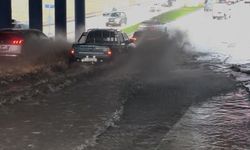 Sağanak yağış caddeleri göle çevirdi: Ne araçlar ne vatandaşlar geçebildi