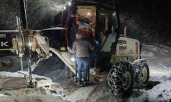 Sağlık ekipleri greyder eşliğinde 1 yaşındaki Mina'ya ulaştı