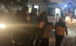 Şemdinli'de 1 metrelik karda hayat mesaisi: Zehirlenen 12 kişi için ekipler seferber oldu