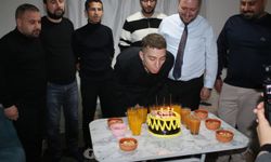 Sevgi Evlerinden ayrılan gence doğum günü sürprizi