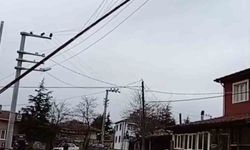 Seyitgazi'de dev bayrak direği elektrik tellerinin üzerine devrildi