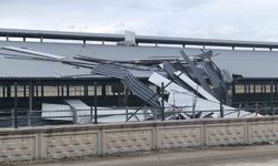 Şiddetli rüzgar işyerinin çatısını ucurdu