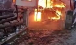 Sinop'ta iki katlı köy evi yanarak kül oldu